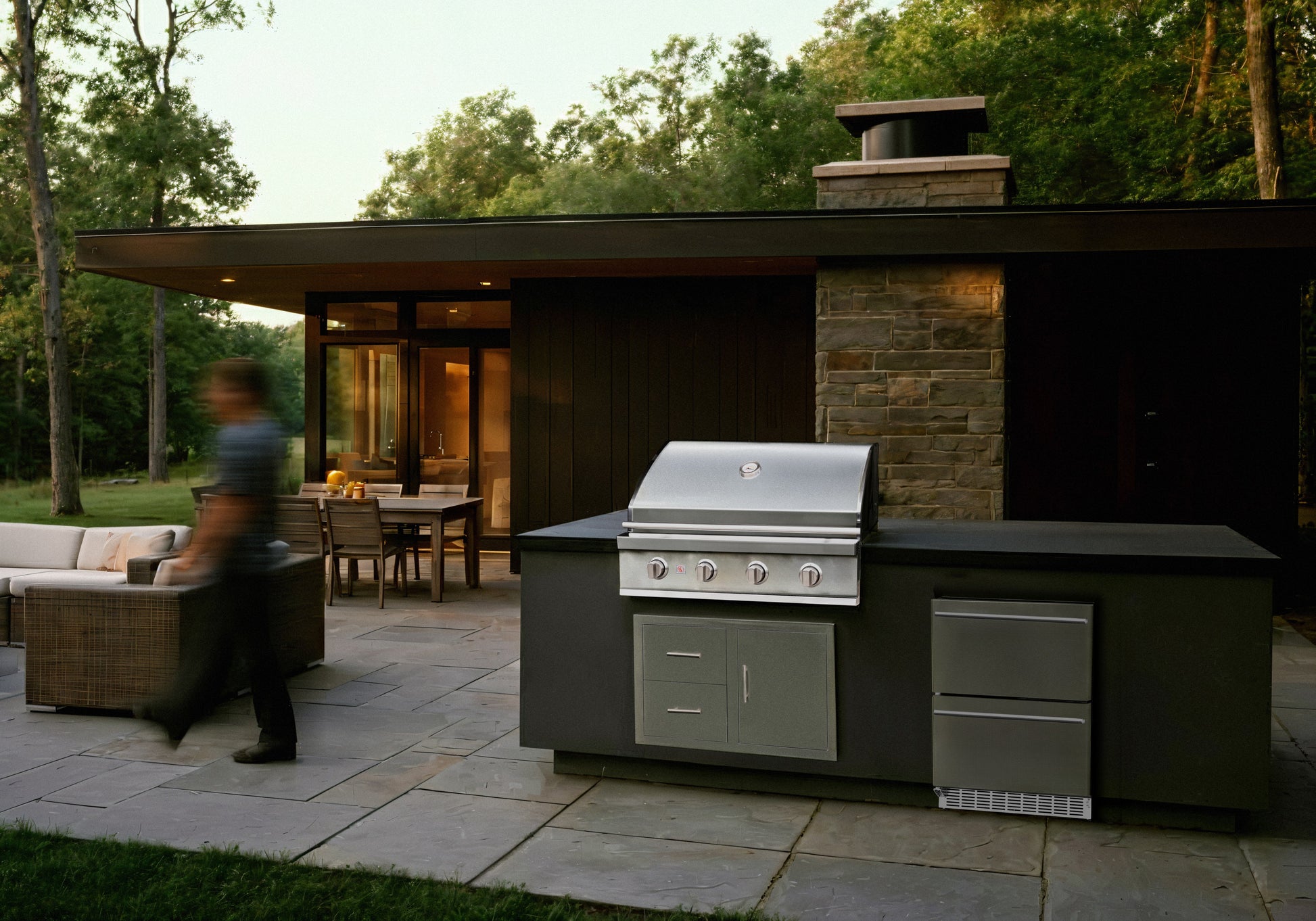Summerset Sizzler 40-Inch 5-Burner Freestanding Gas Grill