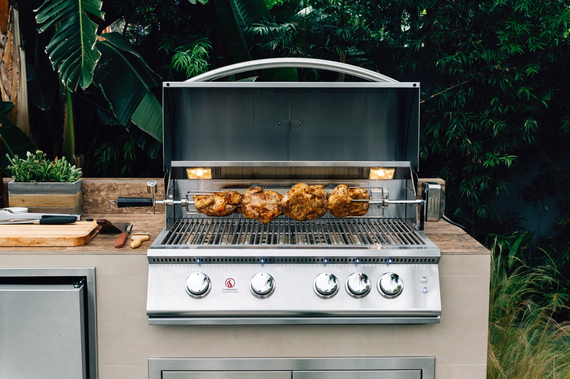 Summerset Sizzler Pro 32-inch 4-Burner Freestanding Gas Grill w/ Rear Infrared Burner on Deluxe Cart