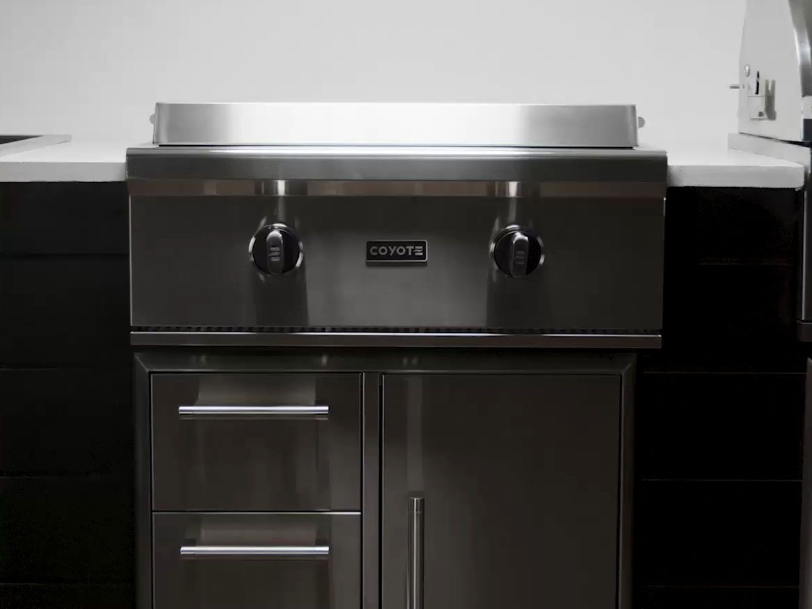 coyote 30-inch built-in flat top gas grill