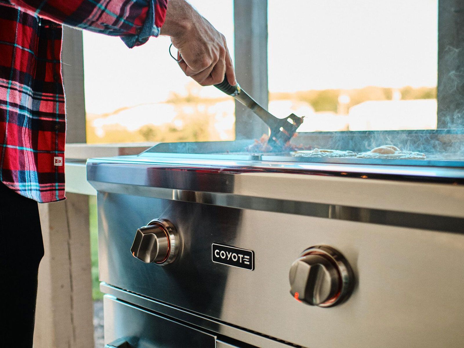 coyote 30-inch built-in flat top gas grill